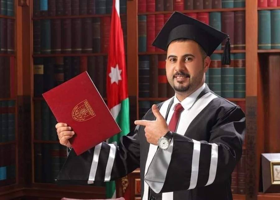 حابس عبدالله الراشد السواعير وابناءه يهنئون الاستاذ ثامر احمد السواعير بحصوله على درجة الماجستير