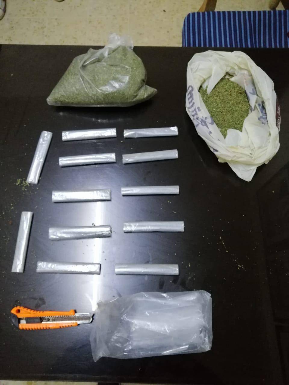 ادارة مكافحة المخدرات تداهم مطلوباً في اربد ،  وتضبط بحوزته 7 كغم من مادة الجوكر وستة اسلحة نارية .