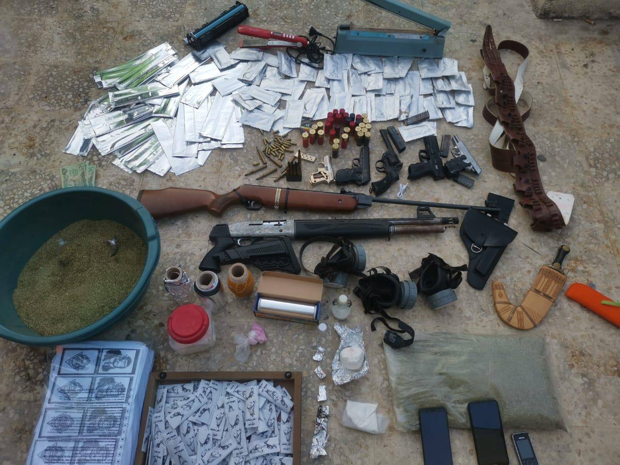 ادارة مكافحة المخدرات تداهم مطلوباً في اربد ،  وتضبط بحوزته 7 كغم من مادة الجوكر وستة اسلحة نارية .