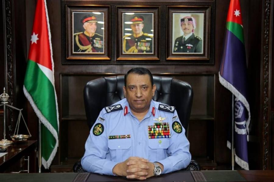 مدير الامن العام يُكرم الضابط الذي أنقذ الفتاة التي هددت بالانتحار من اعلى جسر عبدون