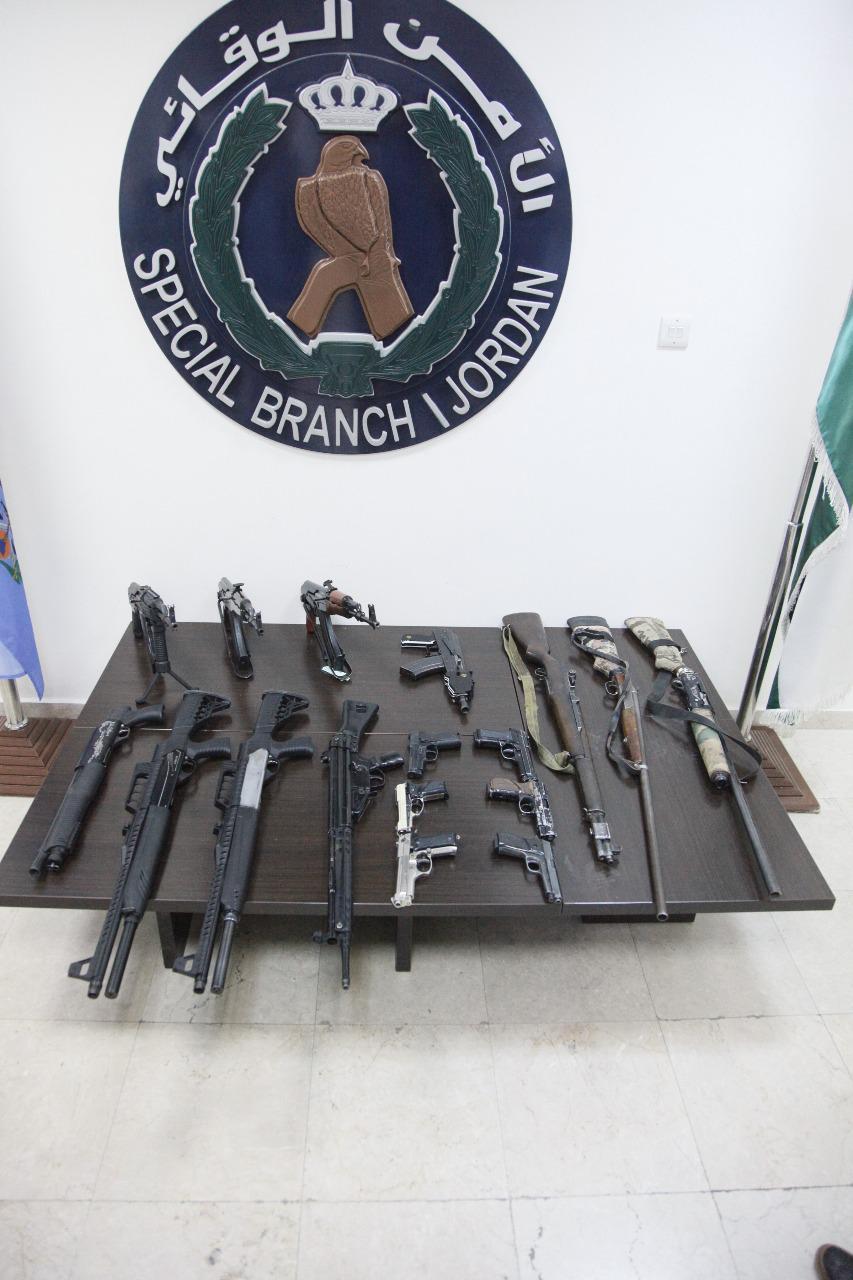 الامن الوقائي يضبط 17 سلاحاً نارياً منها 5 اوتوماتيكية ظهرت في فيديوهات بعد اعلان نتائج الانتخابات