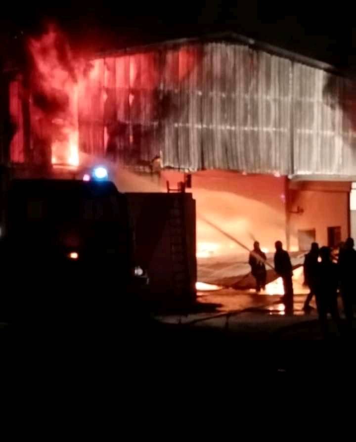 الدفاع المدني يخمد حريق في احد المصانع في لواء الموقر