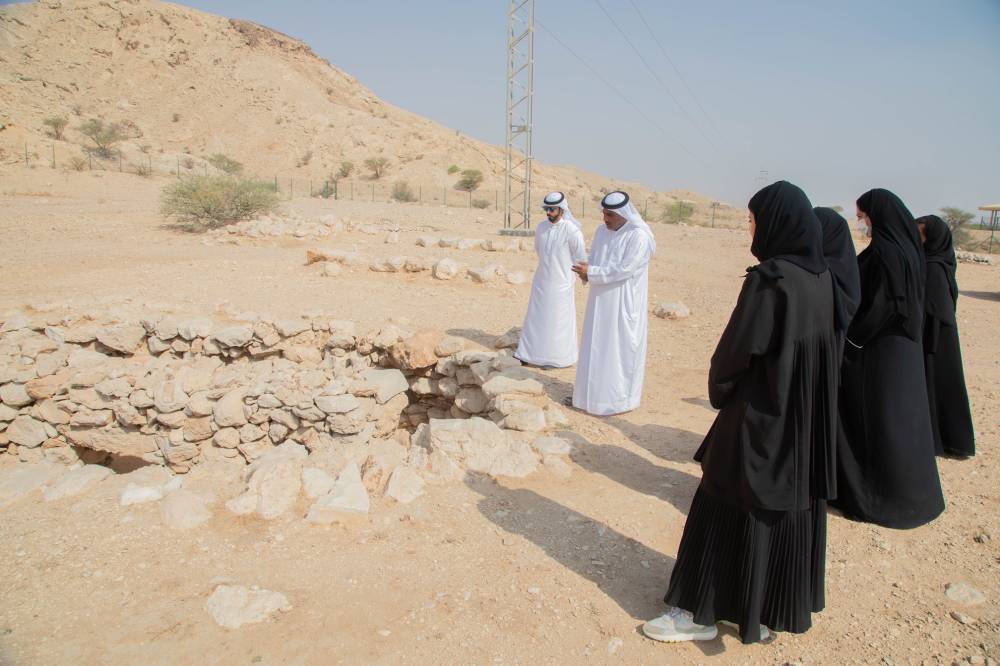 هيئة الشارقة للآثار تنظم جولة تعريفية في مواقع أثرية لهيئة الإنماء التجاري والسياحي