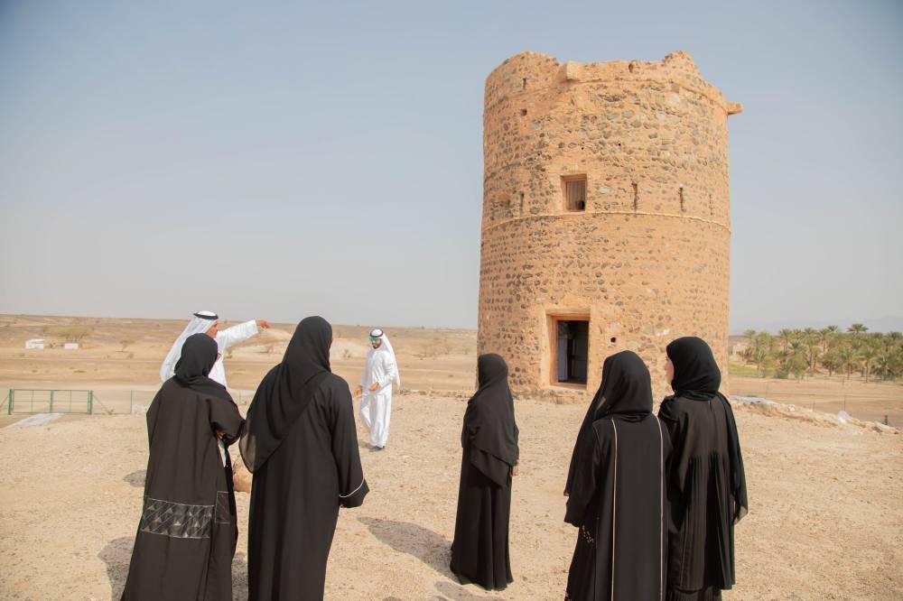 هيئة الشارقة للآثار تنظم جولة تعريفية في مواقع أثرية لهيئة الإنماء التجاري والسياحي