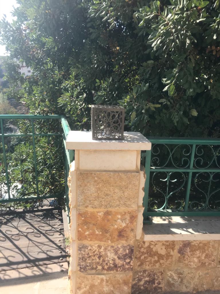 بلدية السلط تعيد تأهيل الإنارة المعتدى عليها