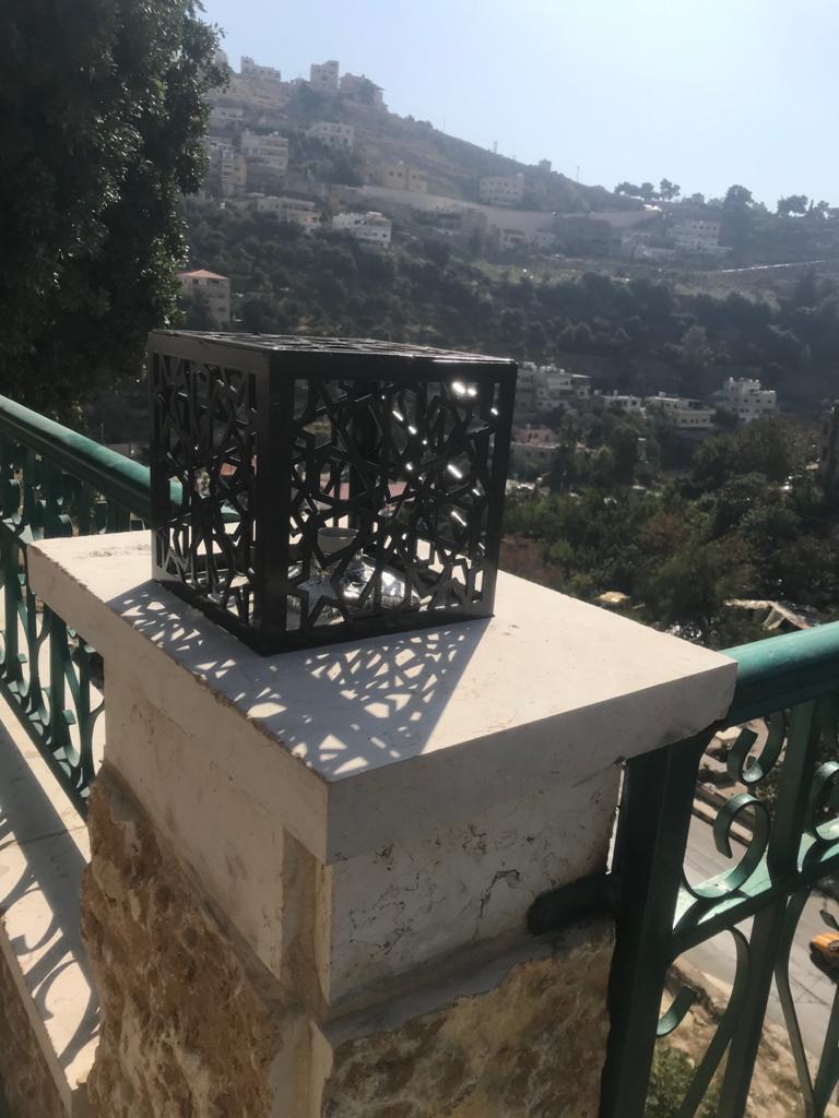 بلدية السلط تعيد تأهيل الإنارة المعتدى عليها