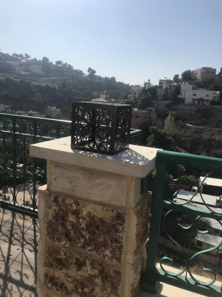 بلدية السلط تعيد تأهيل الإنارة المعتدى عليها