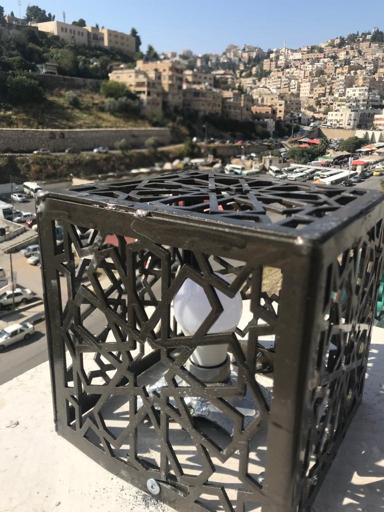 بلدية السلط تعيد تأهيل الإنارة المعتدى عليها