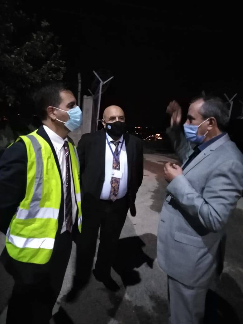 وزير المياه والري يتفقد عملية اصلاح خط رئيسي تعرض للكسر في السلط .. صور