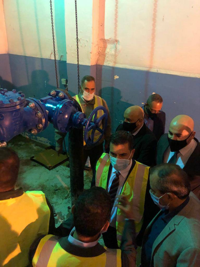 وزير المياه والري يتفقد عملية اصلاح خط رئيسي تعرض للكسر في السلط .. صور 