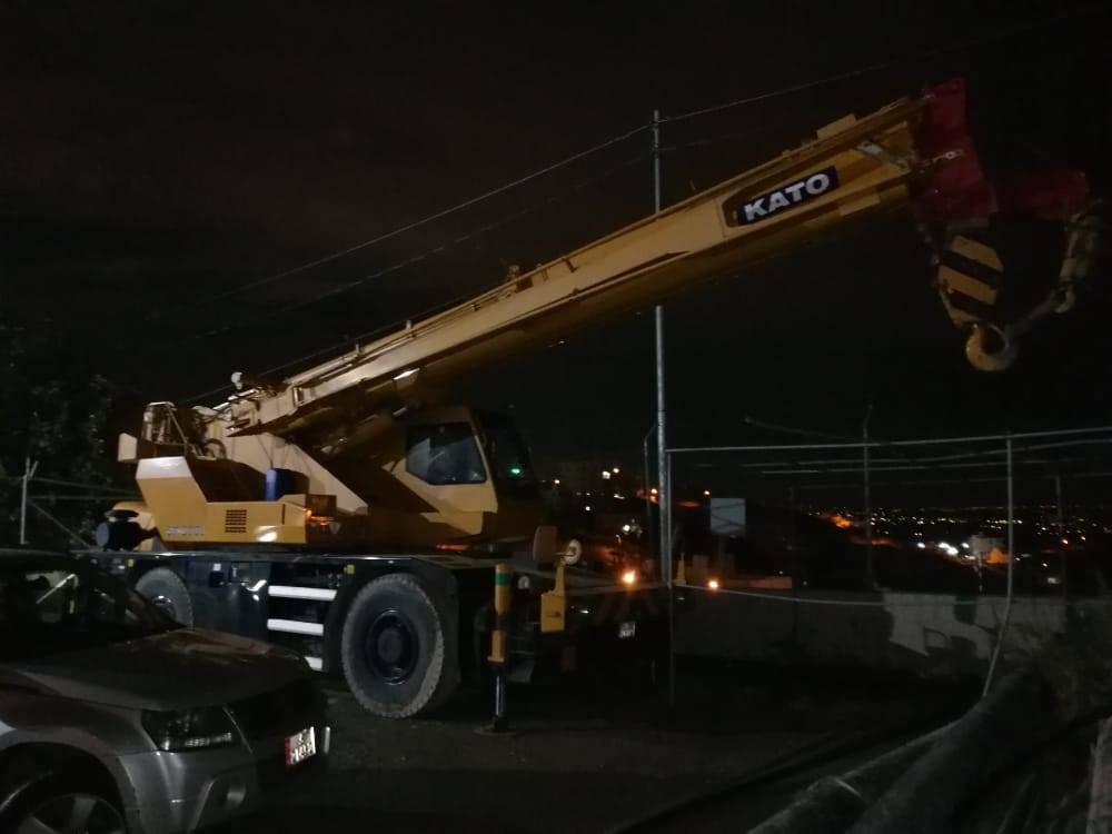 وزير المياه والري يتفقد عملية اصلاح خط رئيسي تعرض للكسر في السلط .. صور 