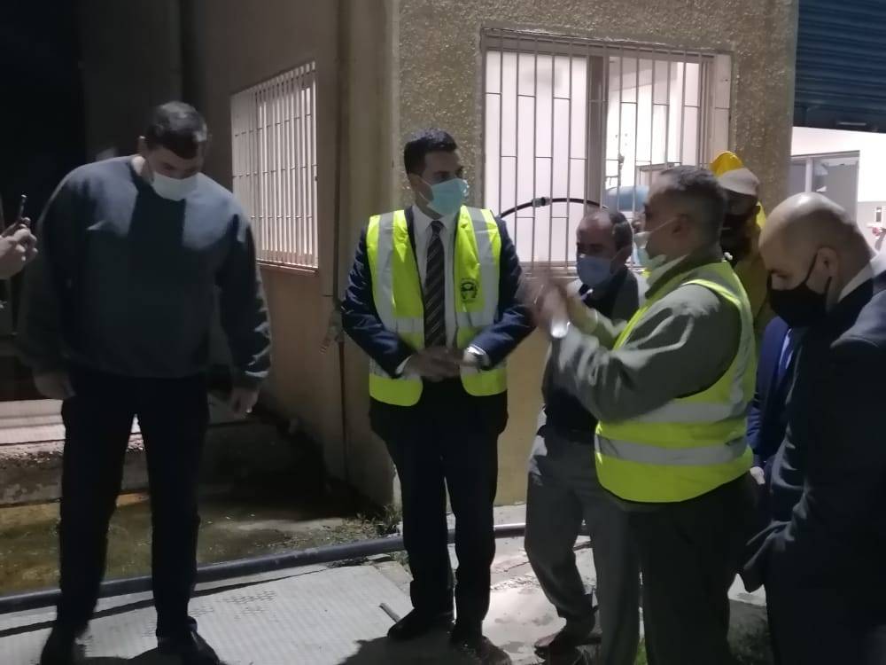 وزير المياه والري يتفقد عملية اصلاح خط رئيسي تعرض للكسر في السلط .. صور 