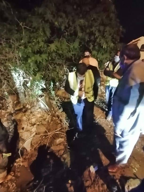 وزير المياه والري يتفقد عملية اصلاح خط رئيسي تعرض للكسر في السلط .. صور 