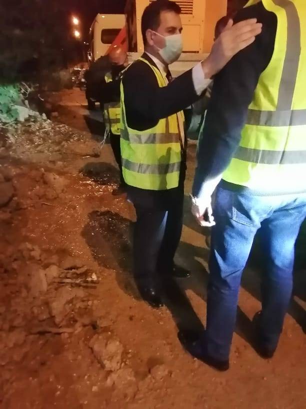 وزير المياه والري يتفقد عملية اصلاح خط رئيسي تعرض للكسر في السلط .. صور 