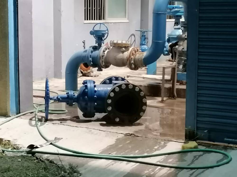 وزير المياه والري يتفقد عملية اصلاح خط رئيسي تعرض للكسر في السلط .. صور 