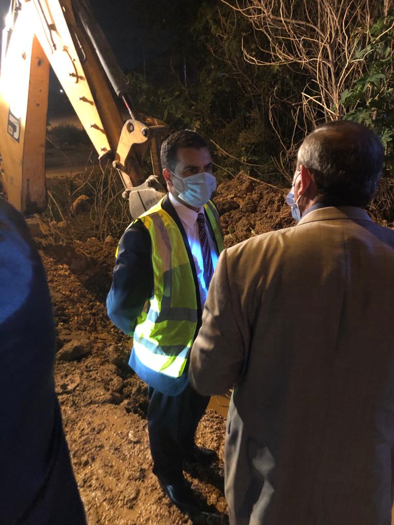 وزير المياه والري يتفقد عملية اصلاح خط رئيسي تعرض للكسر في السلط .. صور 