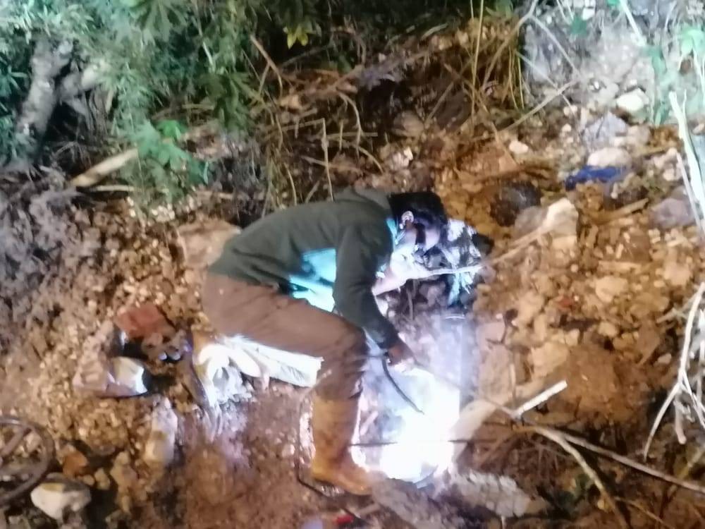 وزير المياه والري يتفقد عملية اصلاح خط رئيسي تعرض للكسر في السلط .. صور 