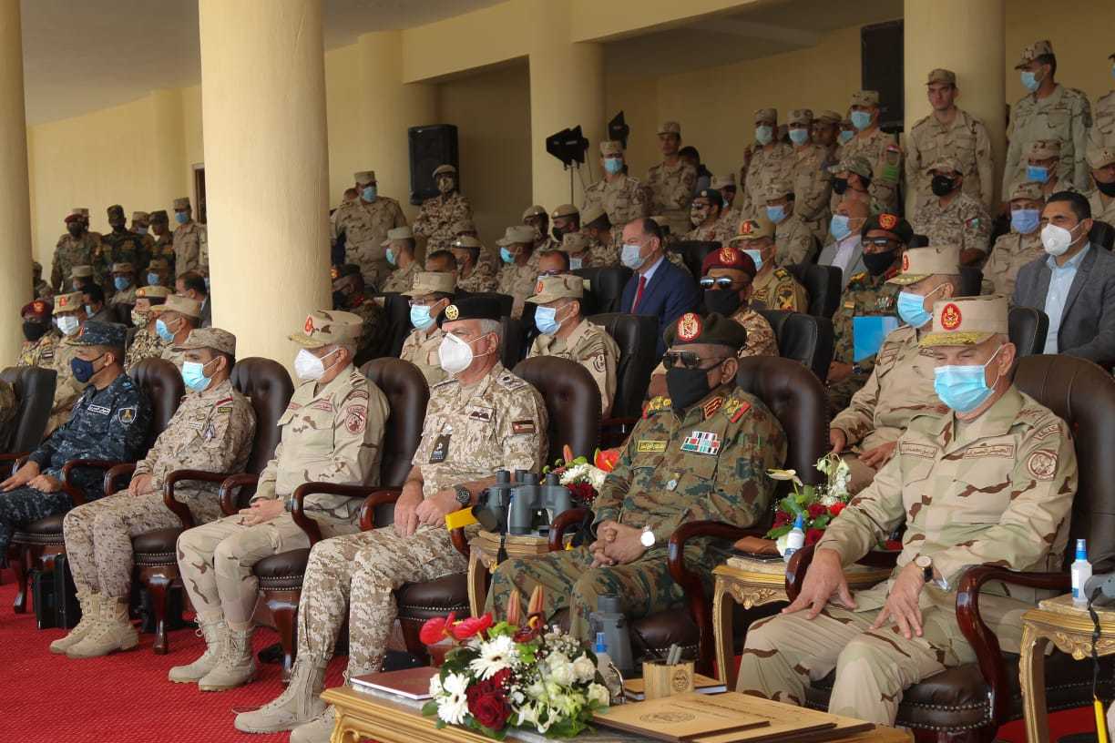 رئيس هيئة الأركان المشتركة يتابع التمرين العسكري (سيف العرب) .. صور 