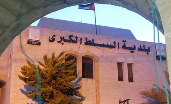 بلديه السلط ترد على مداهمه مياه لمنزلين بالقرب من المستشفى الجديد