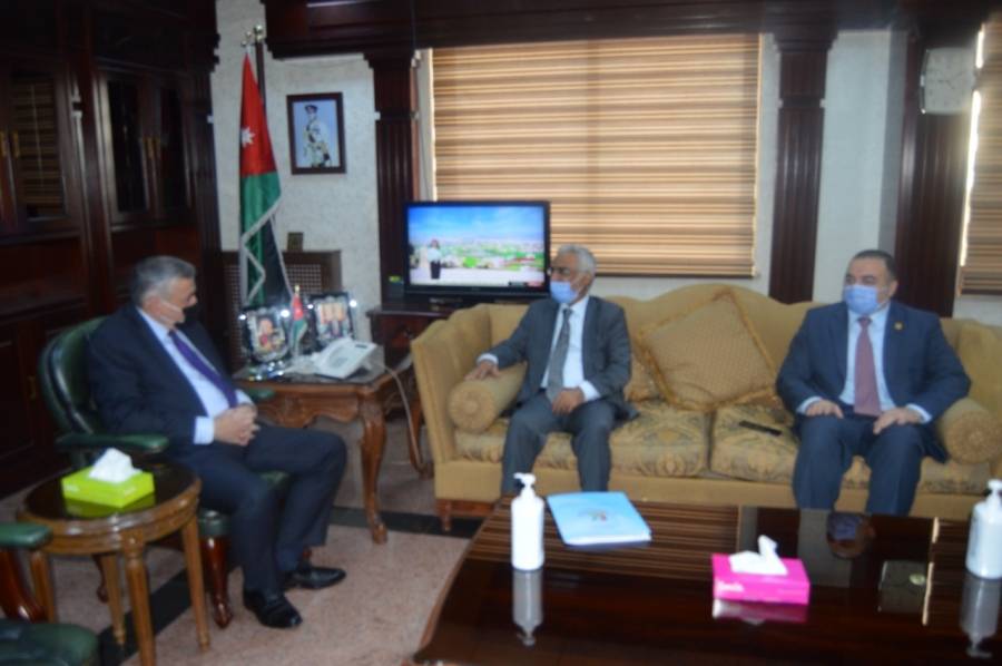 وزير الصحة يلتقي في مكتبه امين عام المجلس العربي للاختصاصات الصحية