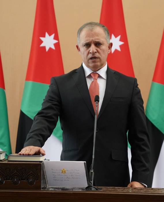 وزير العمل يعلن عن قائمة القطاعات والأنشطة الإقتصادية الأكثر تضرراً لشهر تشرين الثاني