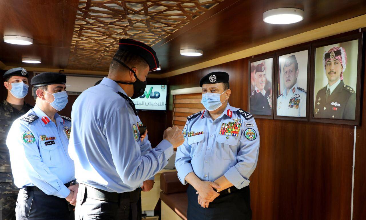 مدير الأمن العام يهنئ العاملين في إدارة الترخيص بعد حصولهم على جائزة التميز الحكومي العربي