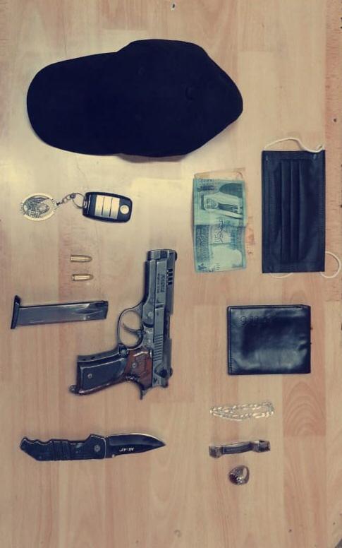 البحث الجنائي يلقي القبض على شخصين سلبا احدى الصيدليات تحت التهديد في العاصمة.