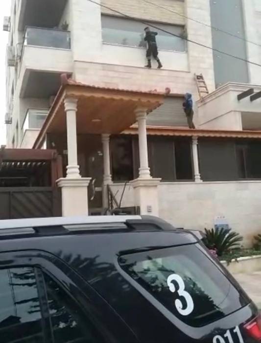 احدى دوريات النجدة تنقذ سيدة مسنة علقت في شرفة منزلها