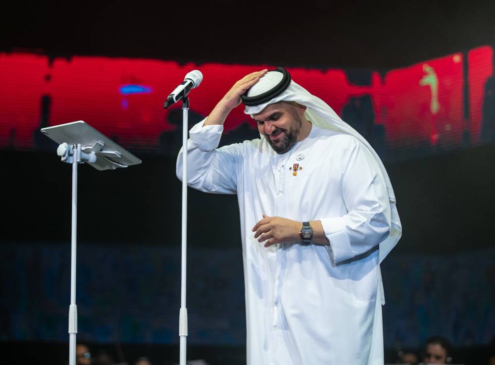 حسين الجسمي يحتفل باليوم الوطني الـ49 للإمارات في مسرح المجاز بالشارقة