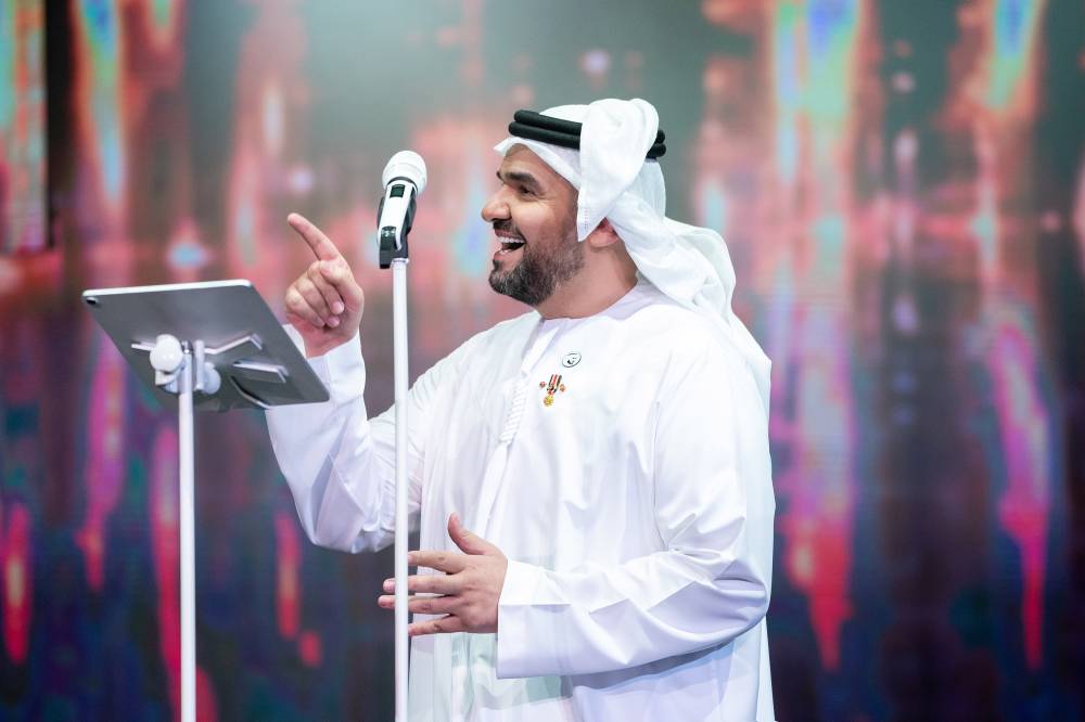 حسين الجسمي يحتفل باليوم الوطني الـ49 للإمارات في مسرح المجاز بالشارقة