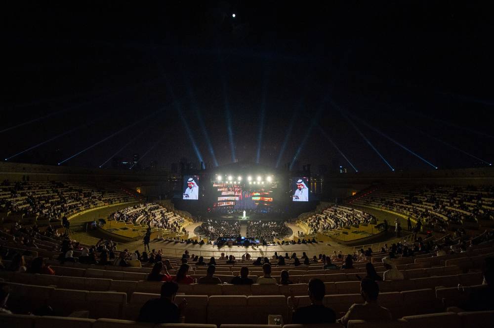 حسين الجسمي يحتفل باليوم الوطني الـ49 للإمارات في مسرح المجاز بالشارقة