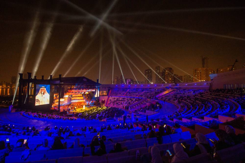 حسين الجسمي يحتفل باليوم الوطني الـ49 للإمارات في مسرح المجاز بالشارقة