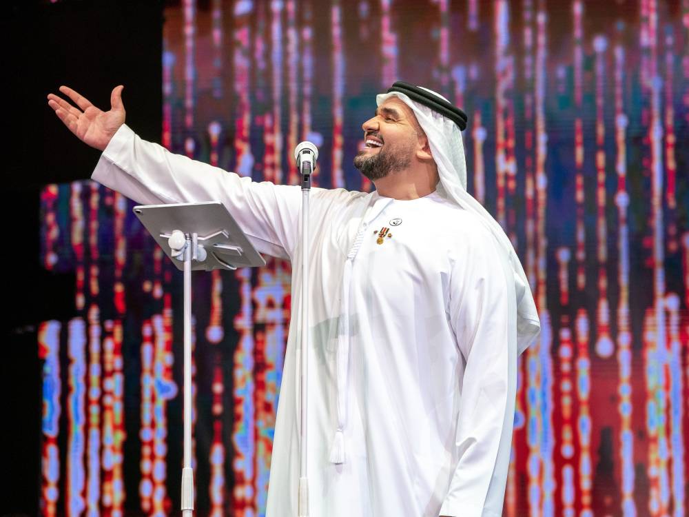 حسين الجسمي يحتفل باليوم الوطني الـ49 للإمارات في مسرح المجاز بالشارقة