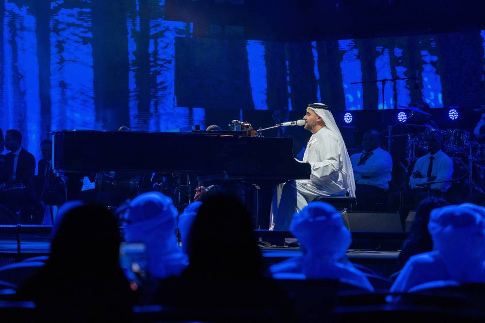 حسين الجسمي يحتفل باليوم الوطني الـ49 للإمارات في مسرح المجاز بالشارقة
