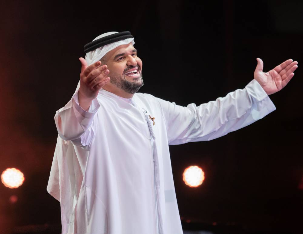 حسين الجسمي يحتفل باليوم الوطني الـ49 للإمارات في مسرح المجاز بالشارقة