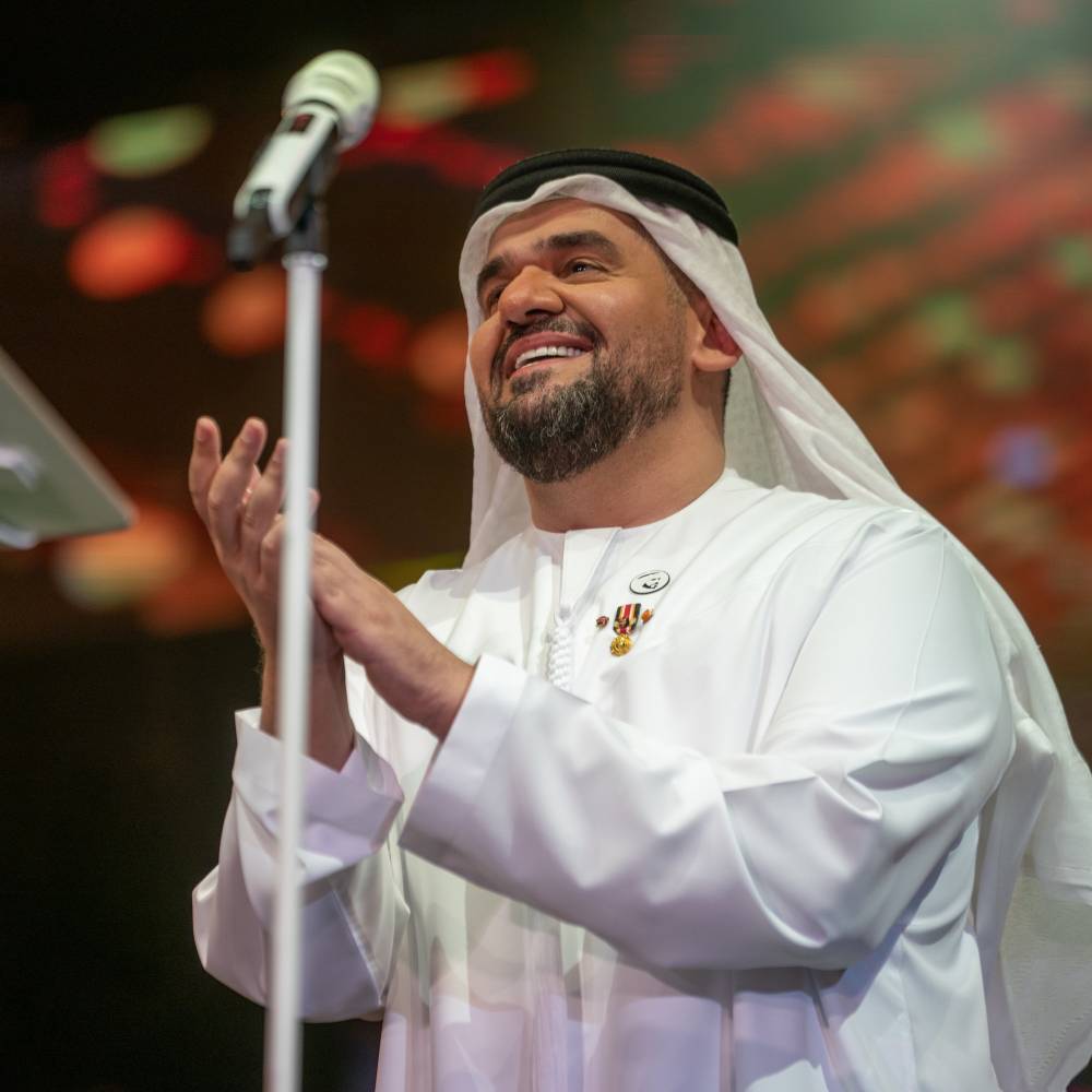 حسين الجسمي يحتفل باليوم الوطني الـ49 للإمارات في مسرح المجاز بالشارقة