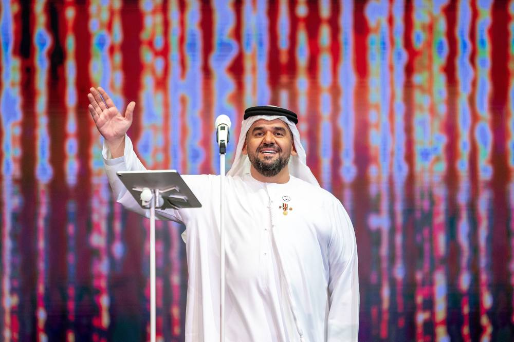 حسين الجسمي يحتفل باليوم الوطني الـ49 للإمارات في مسرح المجاز بالشارقة