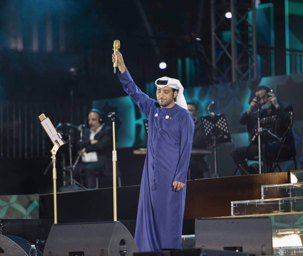عيضة المنهالي والجمهور يحتفلون باليوم الوطني للإمارات الـ49 في دبي  
