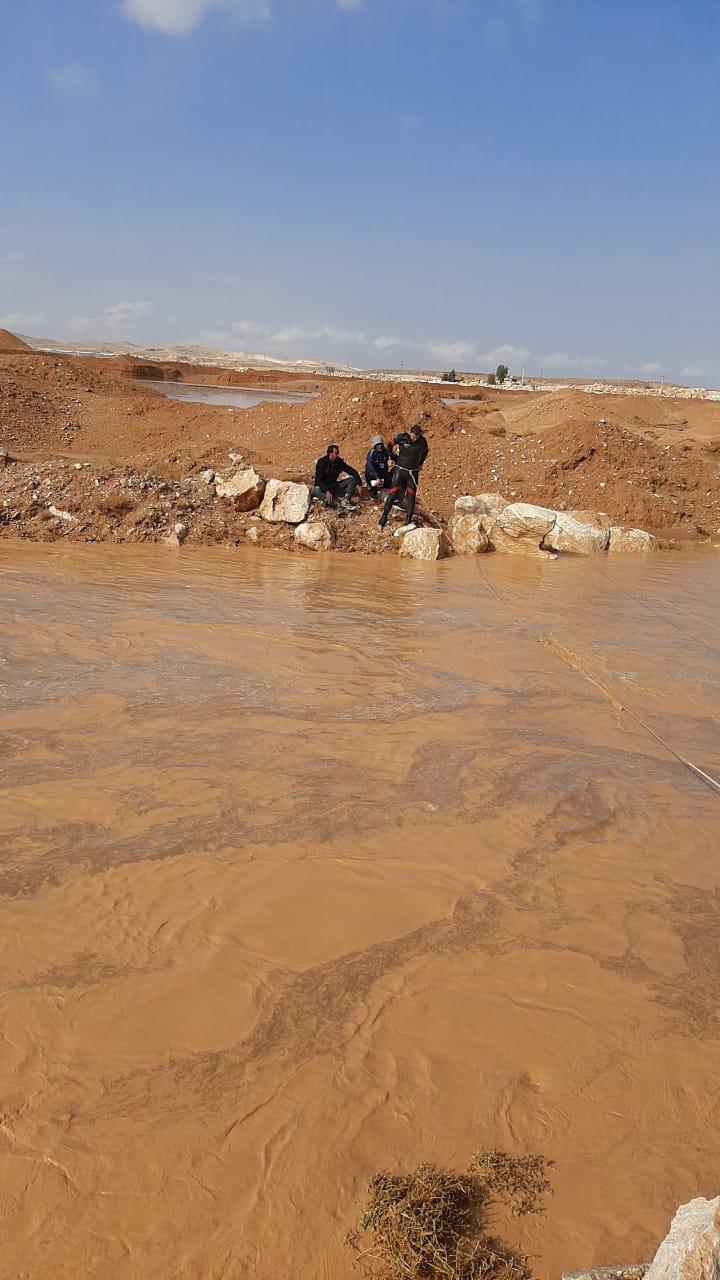 الدفاع المدني ينقذ شخصين حاصرتهم مياه السيول في محافظة الزرقاء