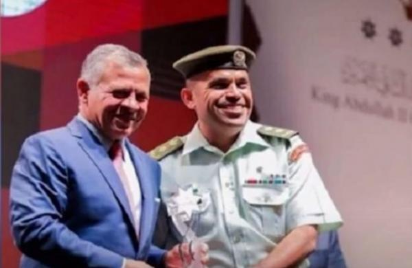 جلالة الملك يهاتف العقيد الطبيب الطرابشة