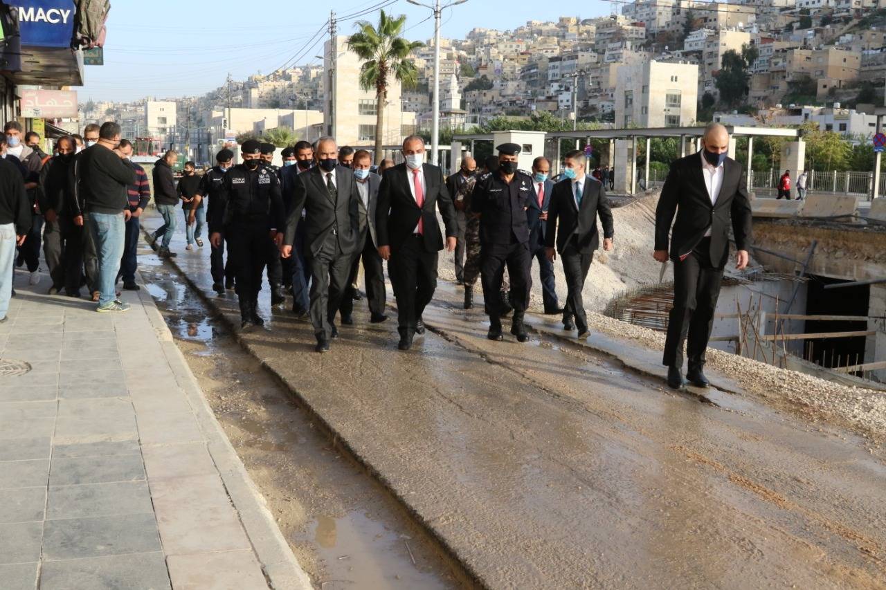 وزير الداخلية يتفقد مشروع شبكات تصريف مياه الأمطار في وسط البلد