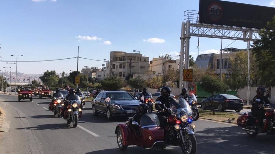 لحظة وصول الملك إلى مجلس الأمة .. فيديو