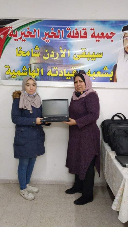 السفارة الإماراتية تنفذ مبادرة توزيع اجهزة حاسوب في الأردن  