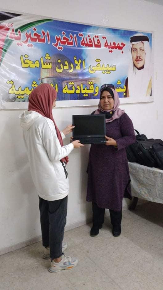 السفارة الإماراتية تنفذ مبادرة توزيع اجهزة حاسوب في الأردن  