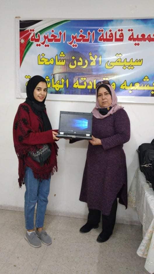 السفارة الإماراتية تنفذ مبادرة توزيع اجهزة حاسوب في الأردن  