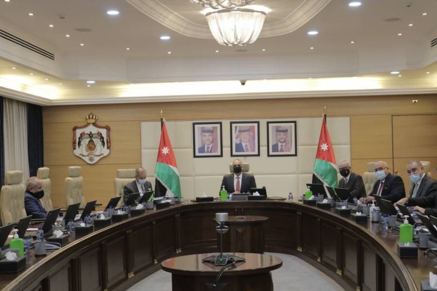 رئيس الوزراء يوجه لتشديد الرقابة على الالتزام بتسعيرة علاج مصابي كورونا بالمستشفيات الخاصة