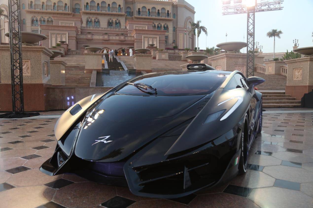 صانع إيطالي للسيارات الرياضية الفاخرة يكشف عن تحفة هندسية أيقونية في أبوظبي