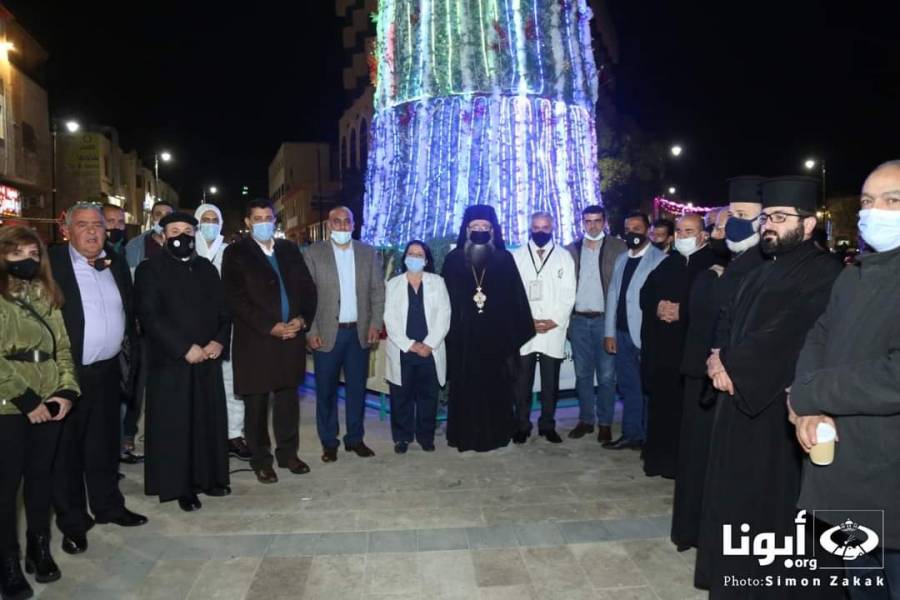 مندوبون عن الكوادر الصحية في محافظة مادبا يشاركون بإضاءة شجرة عيد الميلاد المجيد في ساحة السلام