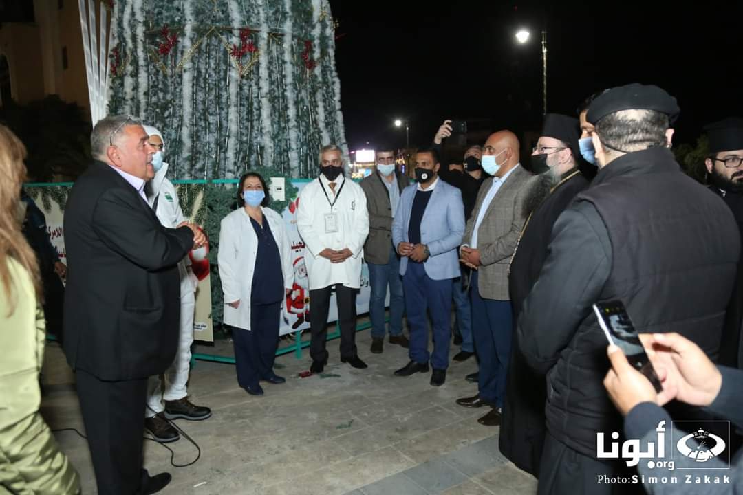 مندوبون عن الكوادر الصحية في محافظة مادبا يشاركون بإضاءة شجرة عيد الميلاد المجيد في ساحة السلام 