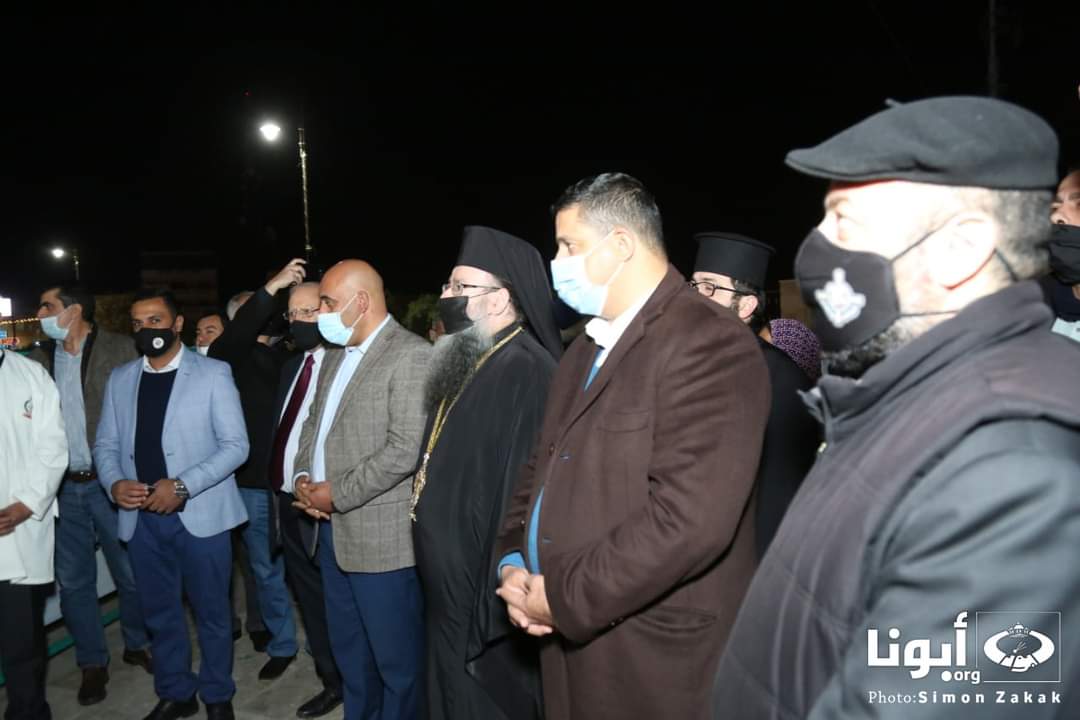 مندوبون عن الكوادر الصحية في محافظة مادبا يشاركون بإضاءة شجرة عيد الميلاد المجيد في ساحة السلام 